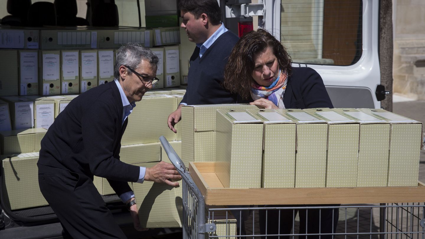 Imagen de archivo en la que se muestra la llegada de archivos de los cursos de formación al Parlamento de Andalucía. (EFE)