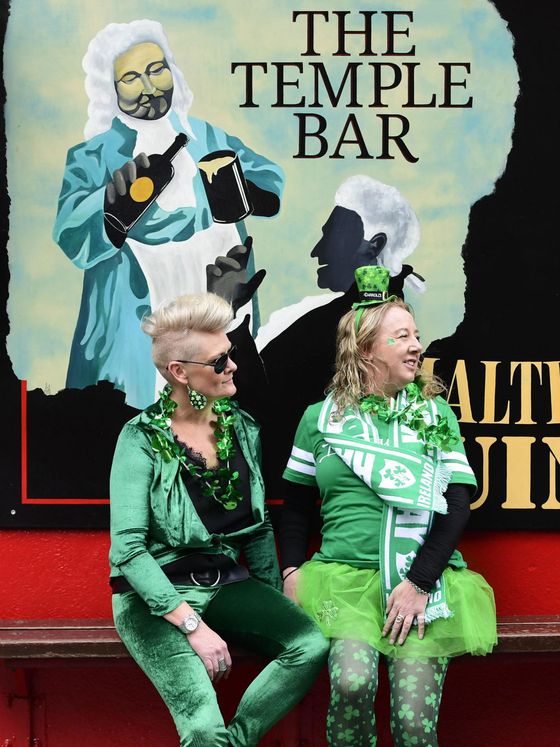 Turistas en el icónico Temple Bar de Dublin el día de San Patricio en 2020. (EFE/Crawley)
