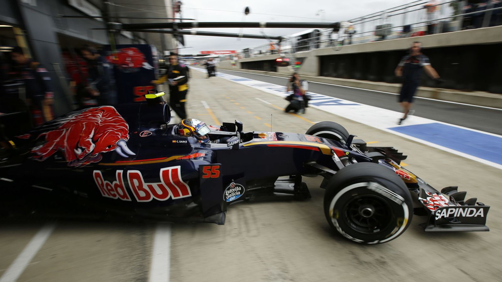 Foto: Carlos Sainz saliendo del garaje de Toro Rosso