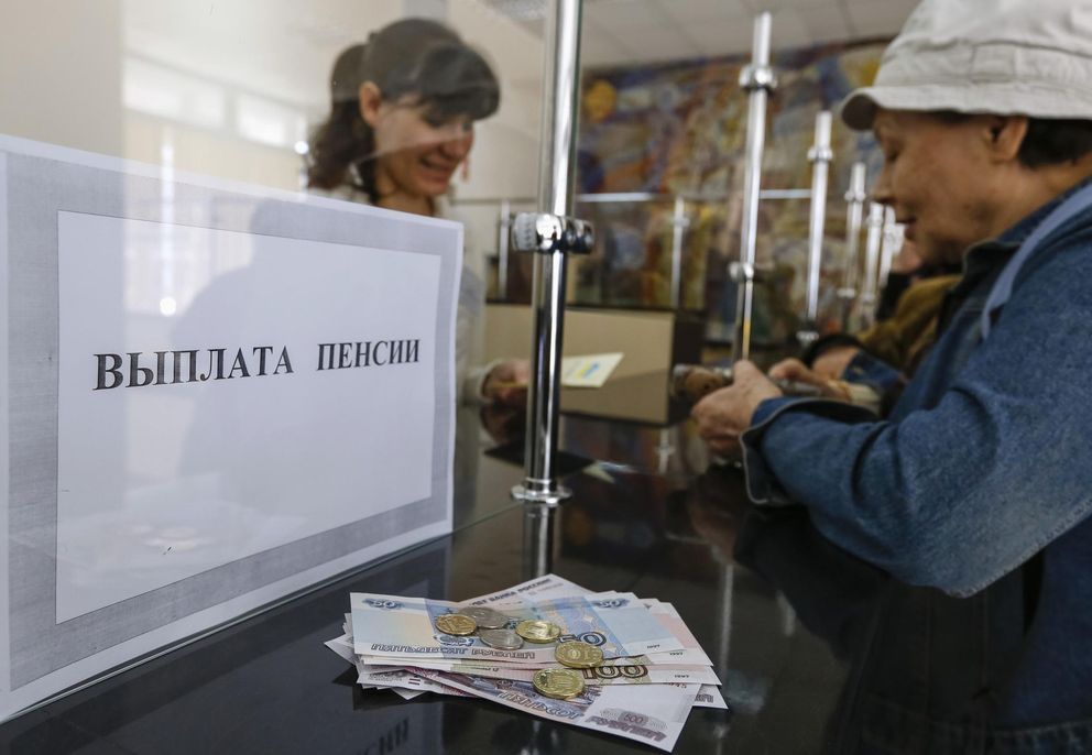 Una mujer recibe su pensión en rublos rusos en una oficina postal de Simferópol (Reuters).