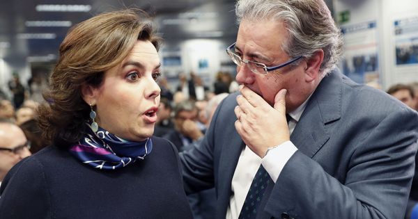 Foto: Imagen de archivo del exministro del Interior, Juan Ignacio Zoido, y la candidata a presidir el PP, Soraya Sáenz de Santamaría. (EFE)