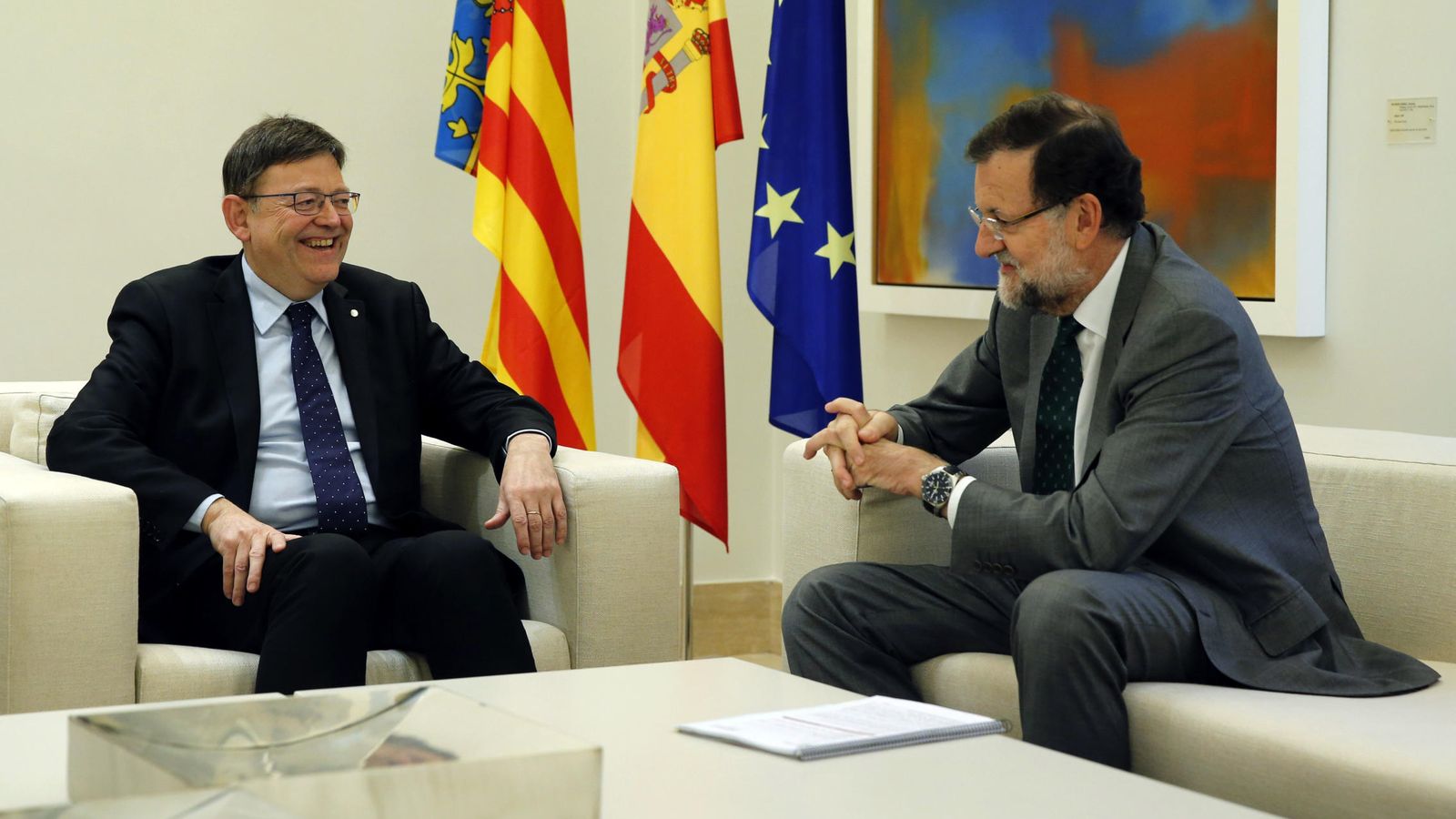 Foto: El presidente del Gobierno, Mariano Rajoy (d), junto al presidente de la Generalitat Valenciana, Ximo Puig. (EFE)