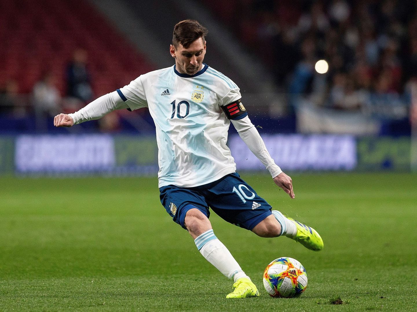 Kempes opina que el problema de Messi con la selección argentina es que no está bien rodeado. (EFE)