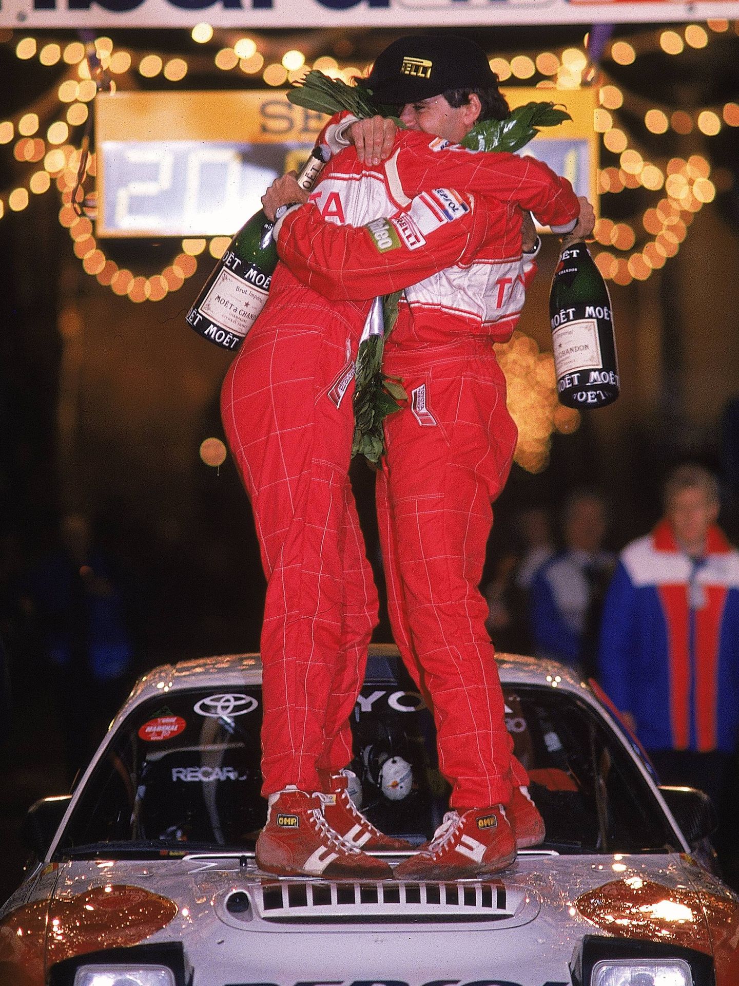 Carlos Sainz y Luis Moya celebran una victoria en el rally de Gran Bretaña en 1992. (Getty)