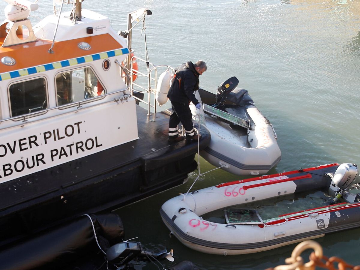 Foto: Una patrullera británica junto a las lanchas a motor utilizadas por migrantes para atravesar el Canal de la Mancha. (Reuters)