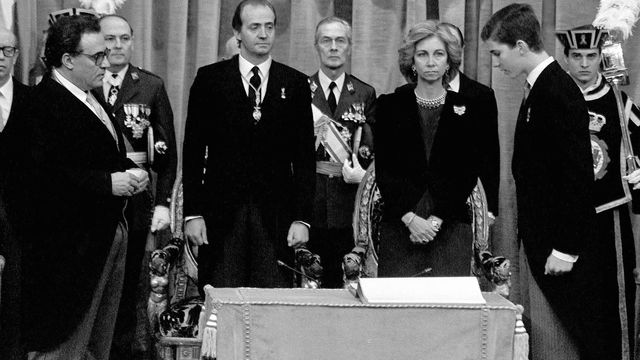 El Príncipe de Asturias, en el momento de jurar la Constitución el día que cumplía la mayoría de edad. (EFE/Archivo/Barriopedro)