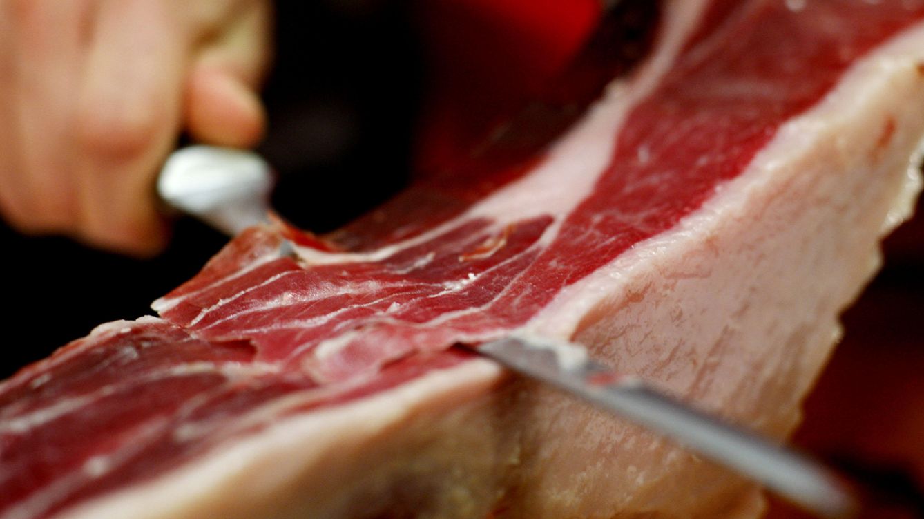 Foto: Debemos decantarnos por alimentos como el jamón en lugar de los embutidos o el pescado frito. (Reuters/Vincent West)