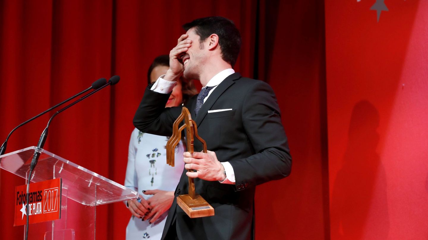 El actor Alejo Saura recibe el premio al mejor actor de televisión por 'Estoy vivo' en 2018. (EFE)