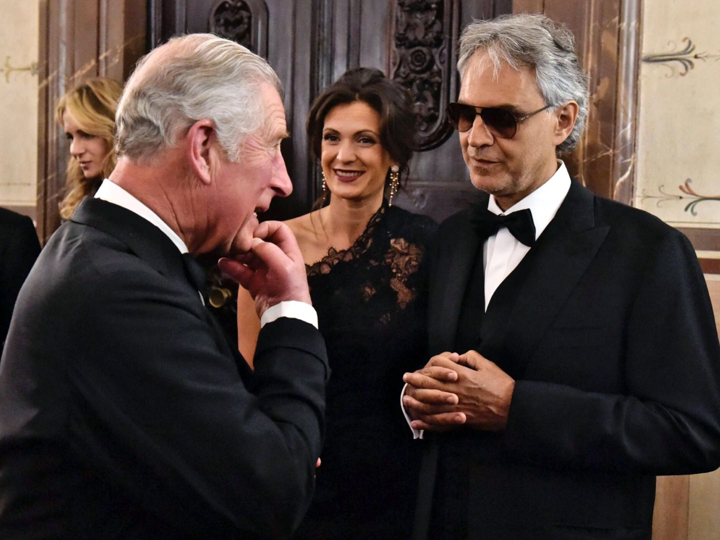 El príncipe Carlos (i) del Reino Unido conversa con el tenor italiano Andrea Bocelli (d) y su esposa, Verónica Berti (c). (EFE)