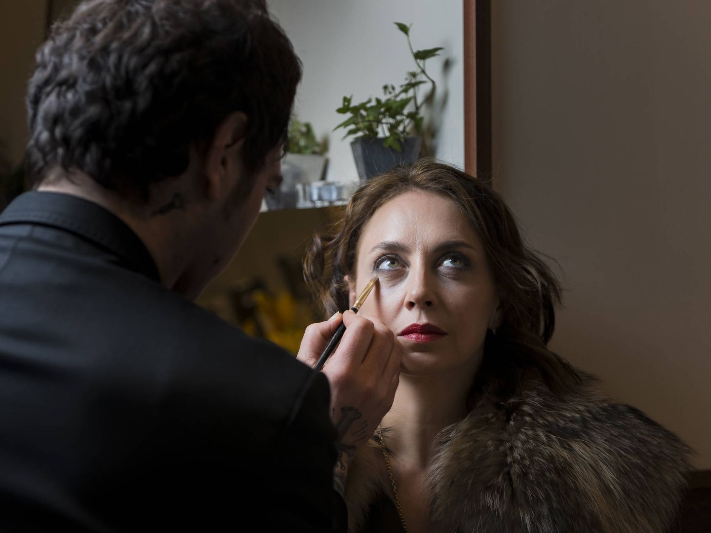 Eliza Arcaya con nuestro maquillador Paco Orellana, en un momento del 'shooting' de Vanitatis.