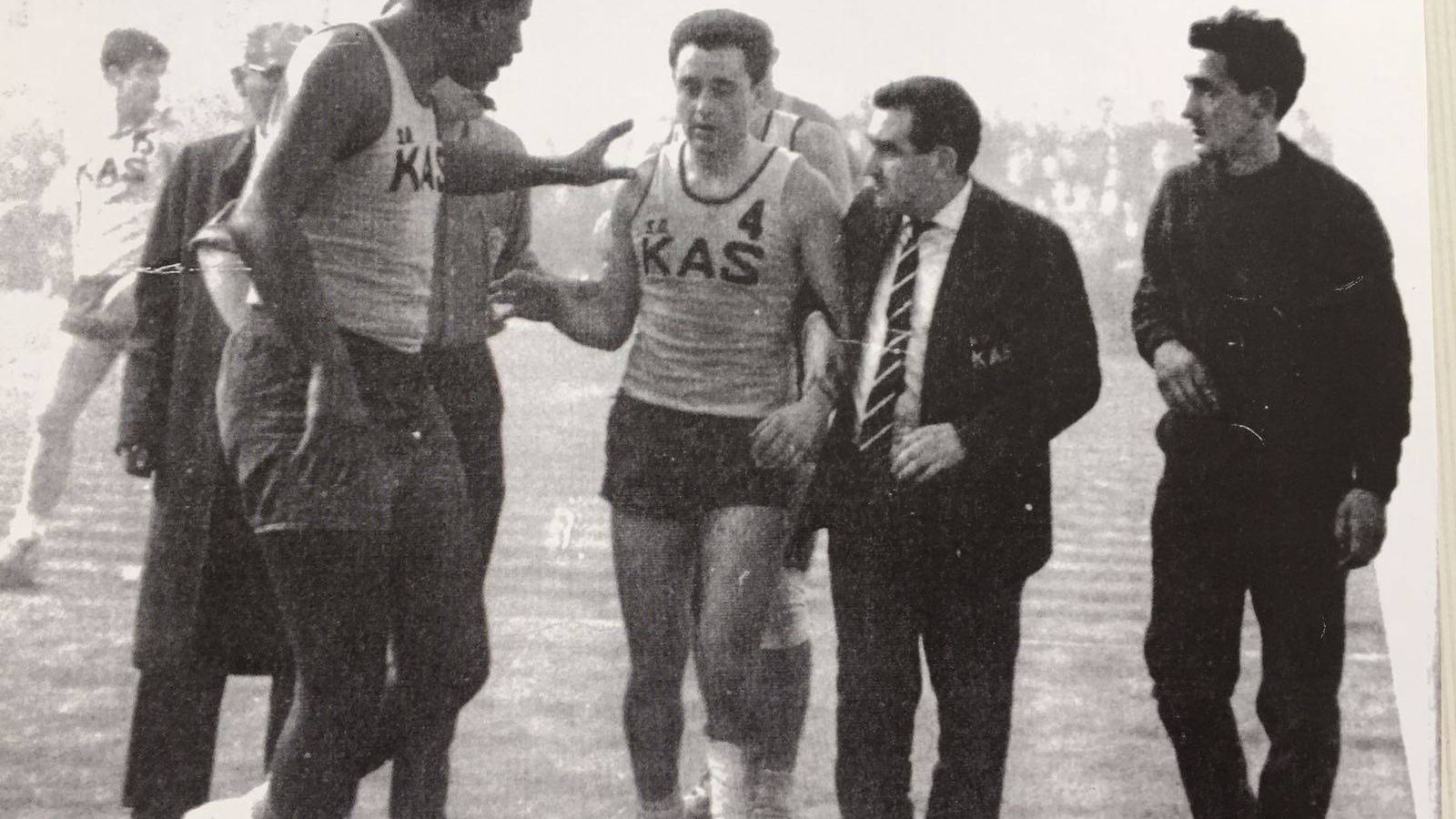Foto: Pepe Laso (centro) se retira lesionado en un partido del KAS en 1966 (Foto: Javier Añua)