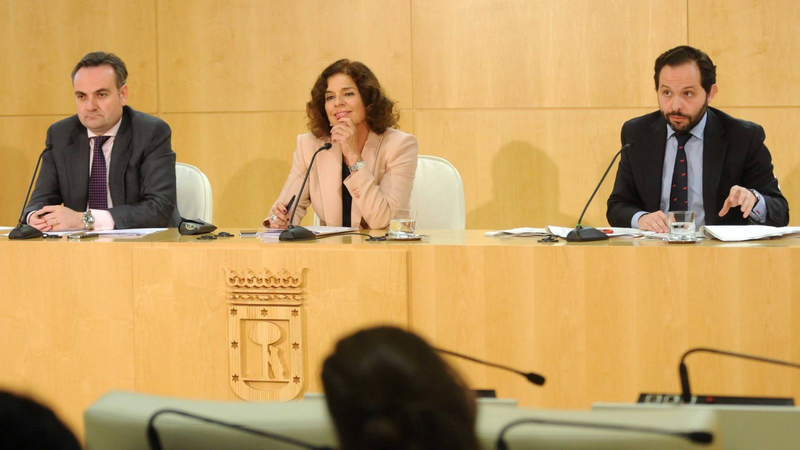 Foto: Ana Botella, exalcaldesa de Madrid, presentando en octubre de 2013 el contrato de alumbrado público. A la derecha de la imagen, Diego Sanjuanbenito. (EFE)