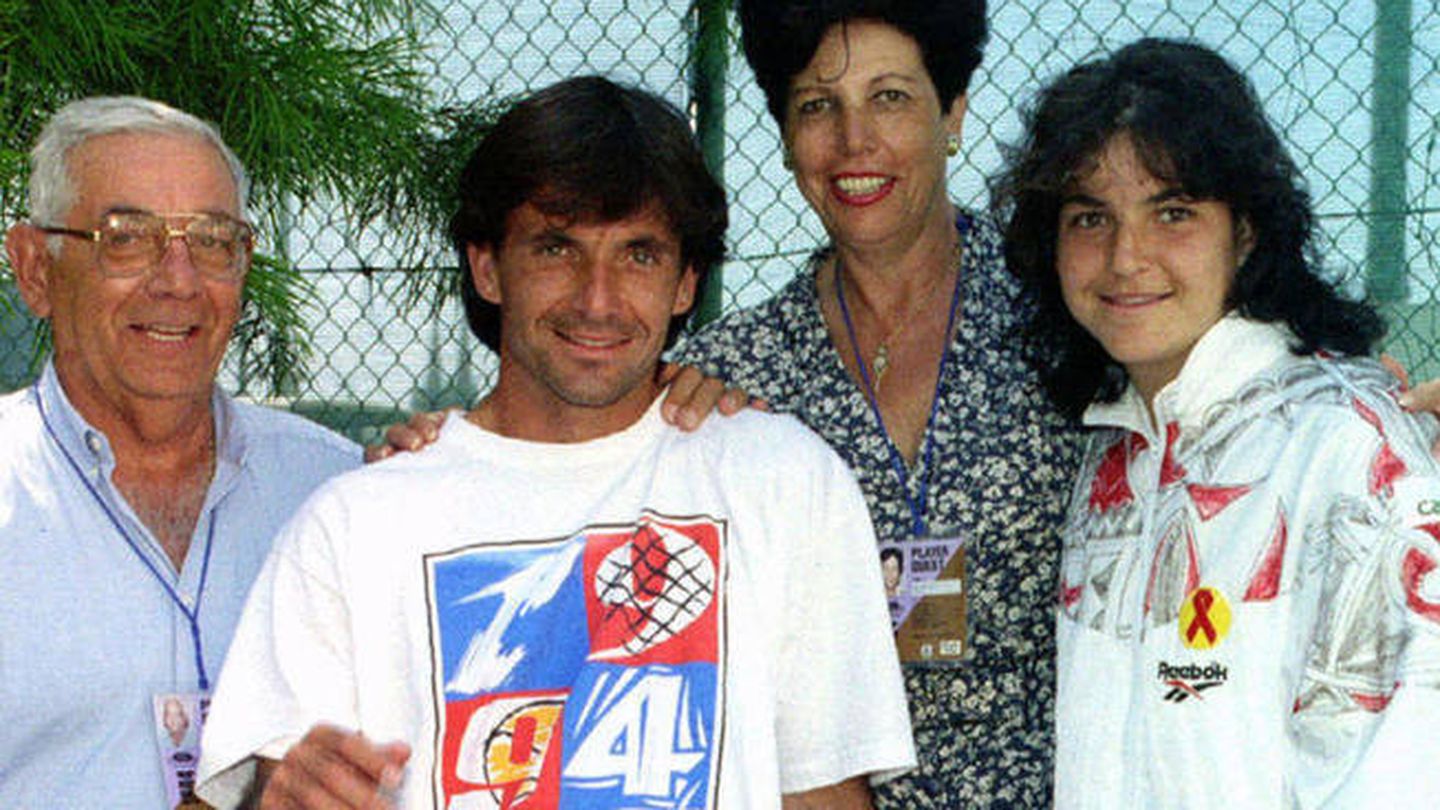 Emilio Sánchez y Marisa Vicario con su hijo mayor, Emilio, y su hija pequeña, Arantxa. (Gtres)