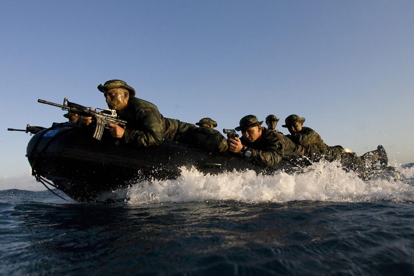 Efectivos de la Marina Real de Holanda durante unos ejercicios en la costa de Oahu, en Honolulú, Hawai. (Reuters)