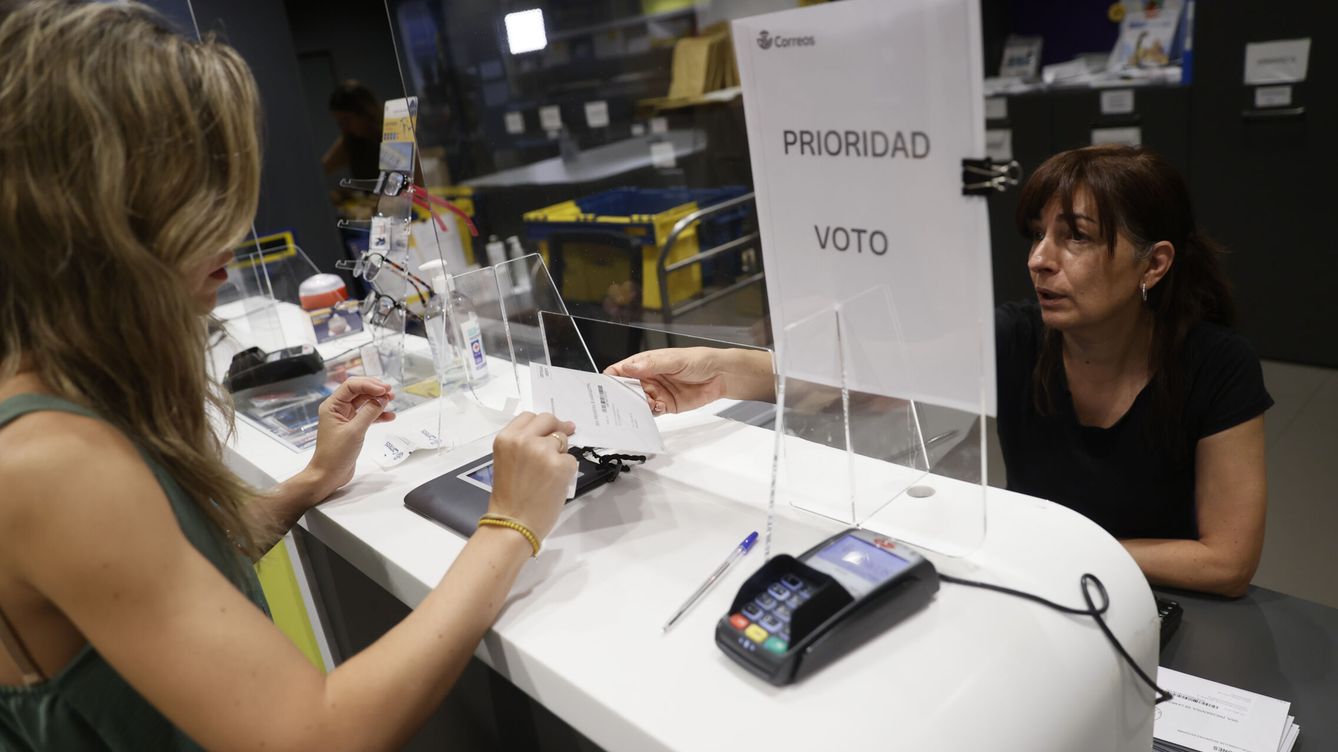 Foto: Una mujer en el mostrador de Correos pidiendo las papeletas para votar por correo. (EFE/Mariscal)