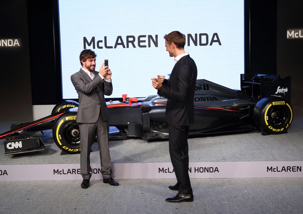 Foto: Fernando Alonso, haciendo de fotógrafo para Jenson Button.