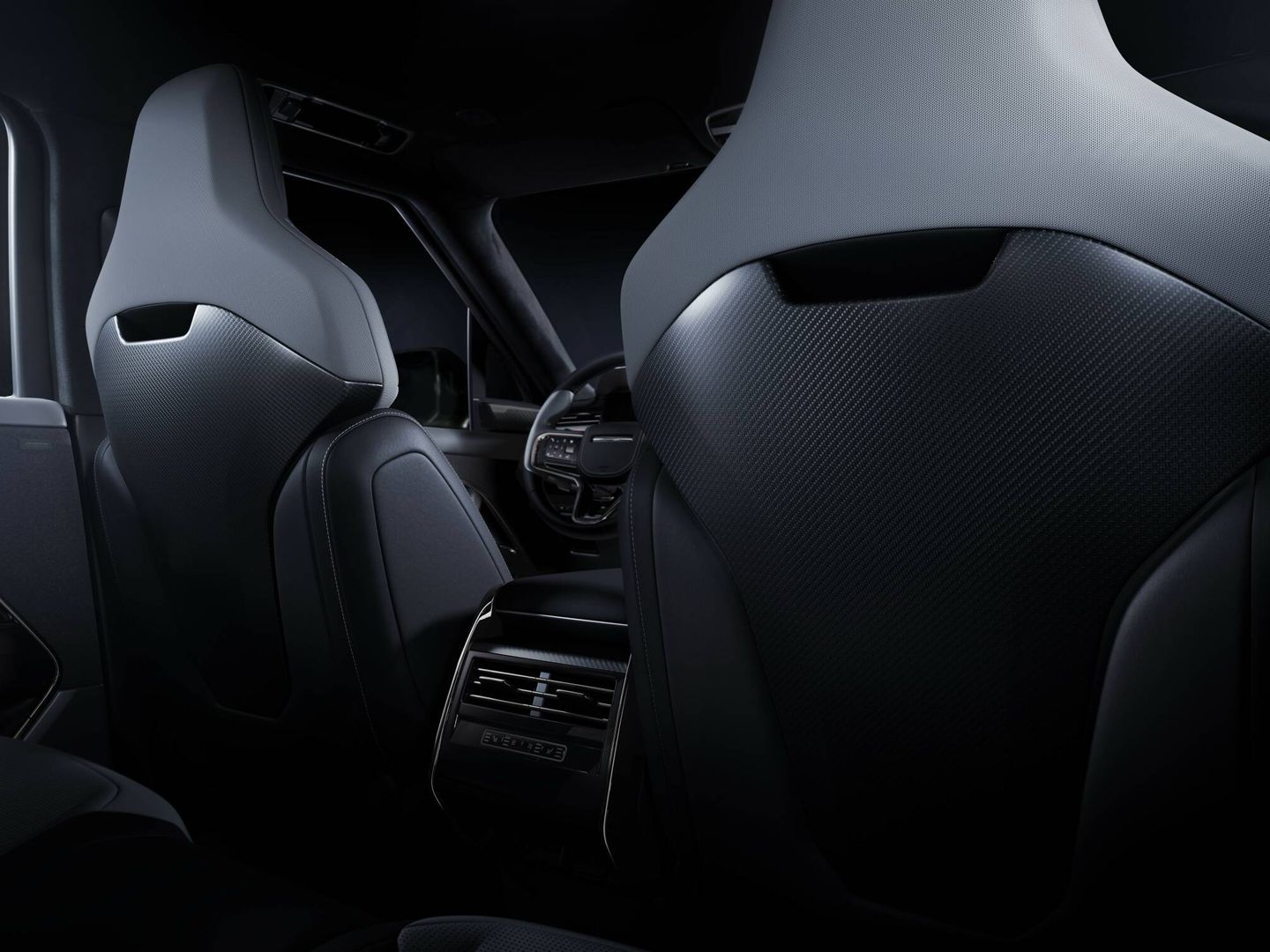Los exclusivos asientos tienen respaldo de fibra de carbono y reposacabezas integrados.