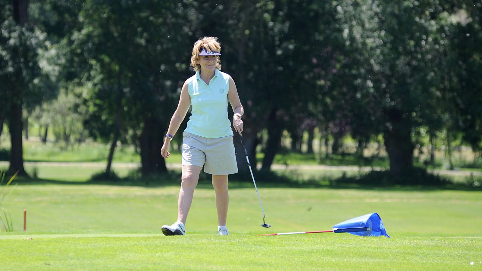 Foto: Esperanza Aguirre, jugando al golf en Ávila. (Gtres)