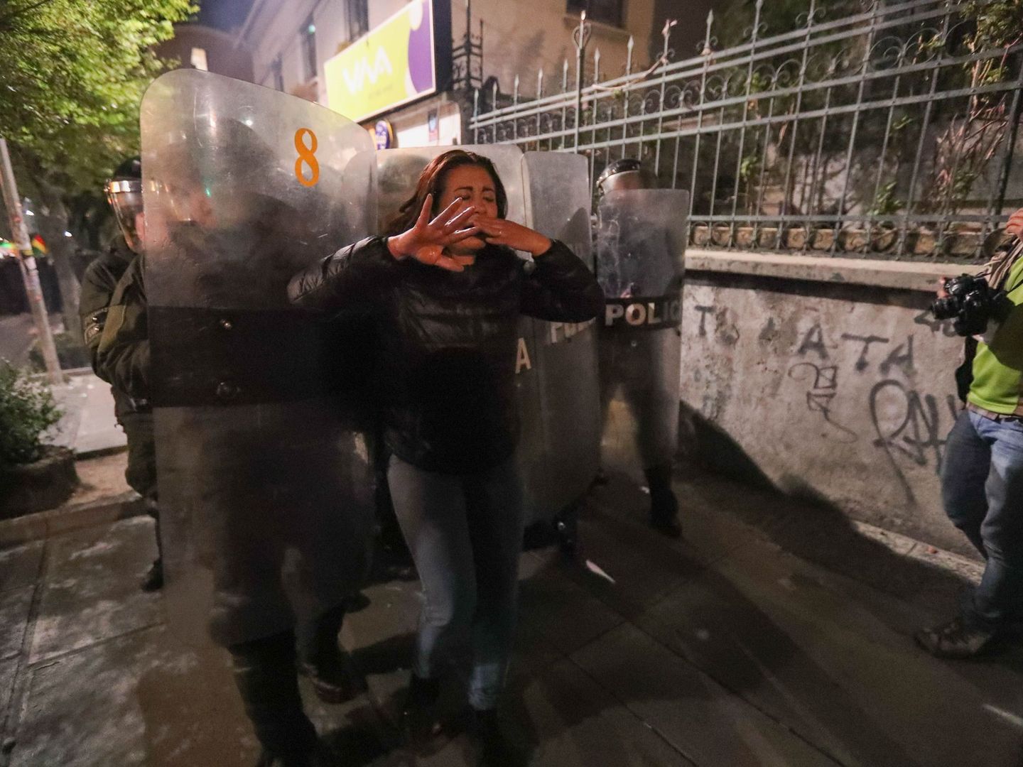 Policías bolivianos desalojan a una simpatizante de Carlos Mesa en una protesta en La Paz (EFE)