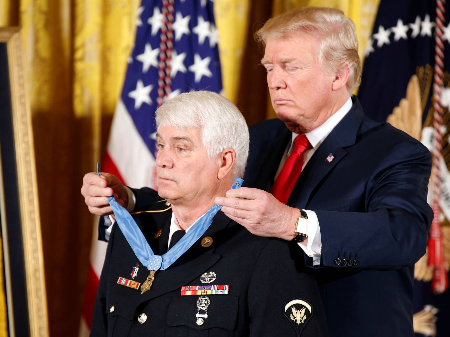 El presidente Trump condecora a McCloughan con la Medalla de Honor. (Reuters)