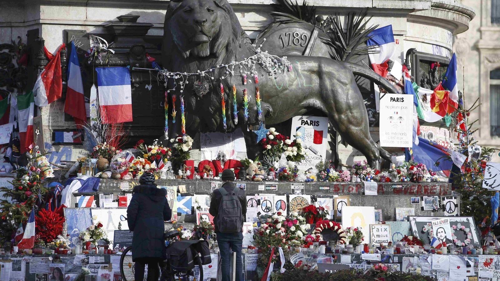 Foto: Flores, banderas y mensajes en París para conmemorar el primer aniversario del atentado contra la revista 'Charlie Hebdo' (Reuters)