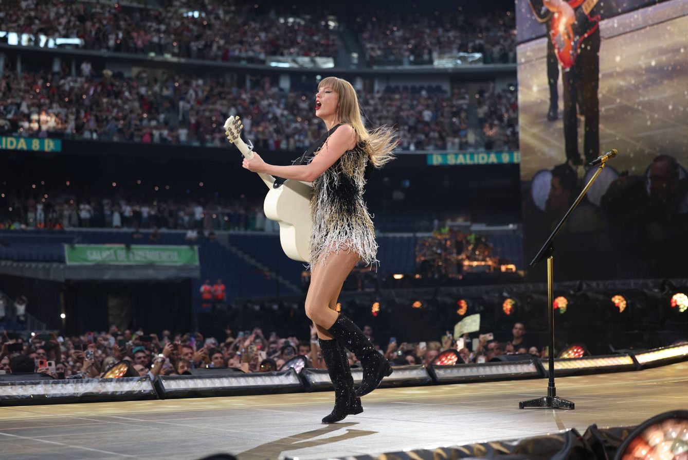 Taylor Swift con la guitarra y su icónico body de flecos. (TAS Rights Management)