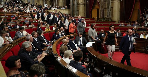 Foto: Los diputados del PP, C's y PSC abandonan el Parlamento de Cataluña durante el debate. (Reuters)