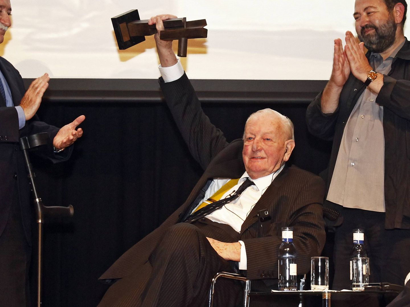 Tom Sharpe recibe el premio del Ja! de Bilbao en su primera edición flanqueado por Juan Bas. (Ja! Bilbao)