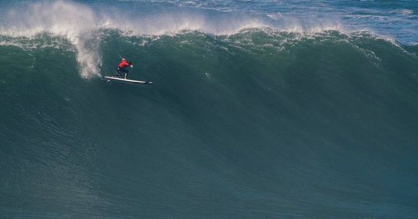 Foto: En la imagen, el surfista vasco Natxo González en acción. (Instagram)