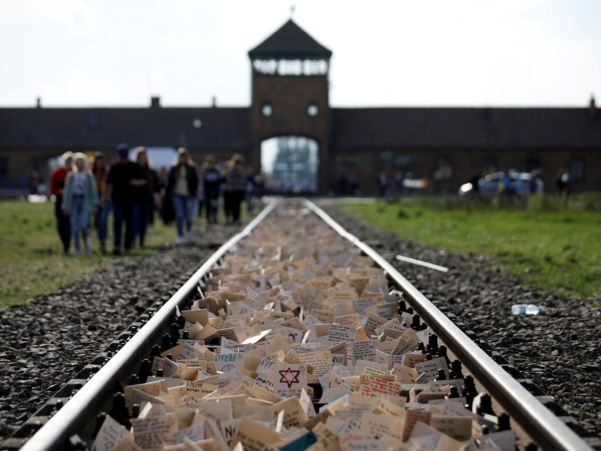 Foto: Imagen de la entrada de Auschwitz por donde llegaban los trenes de la muerte. (Reuters)