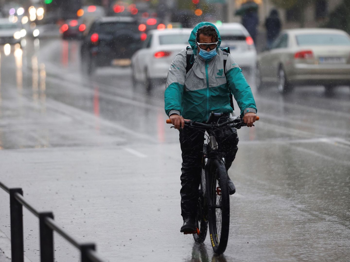 Un 'rider' de Deliveroo, en un día de lluvia en Madrid. (EFE)
