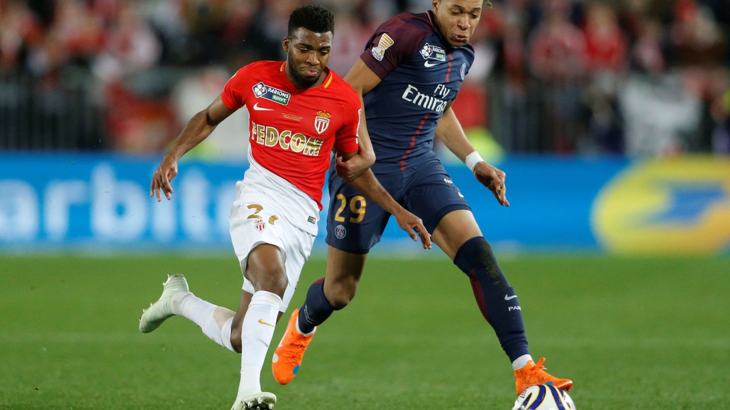 Lemar contra Mbappé en un partido de la Ligue 1. (Efe)