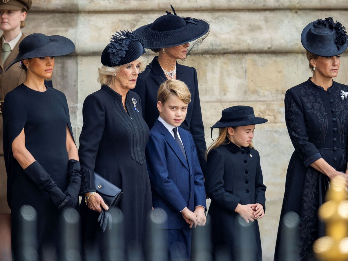 Foto: Las damas de la familia real británica, en el funeral de Isabel II. (Reuters/Pool/Adam Gerrard)