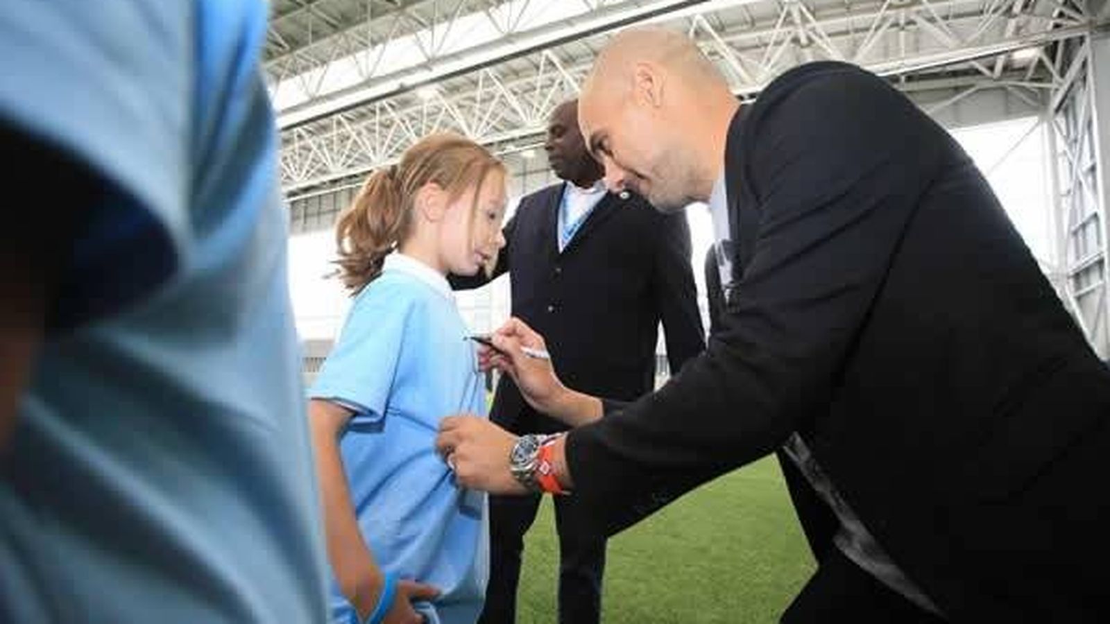 Foto: Pep Guardiola firma un autógrafo a una niña