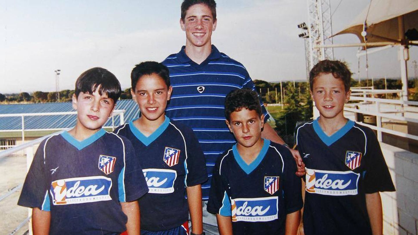 Torres posa junto a un grupo de niños de la escuela del Atlético, entre los que se incluye a Koke. 