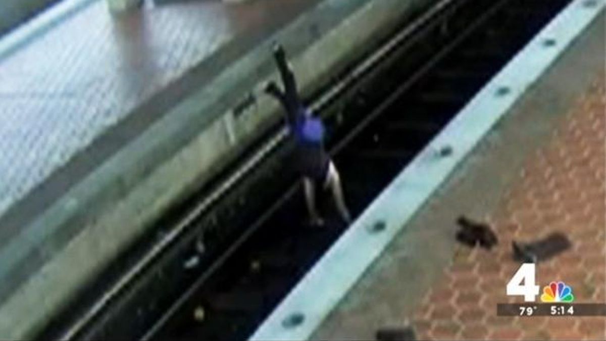 Detenida una mujer por practicar yoga hace un año en las vías del metro de Washington