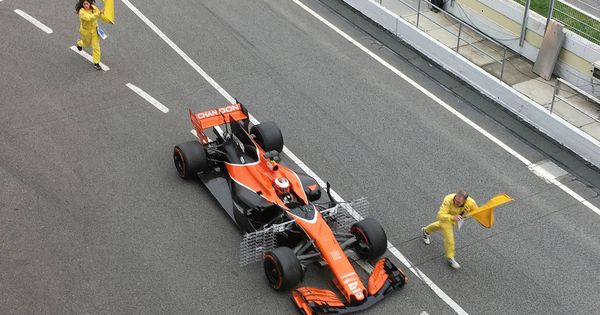 Foto: El McLaren de Stoffel Vandoorne, parado al inicio del pit-lane.