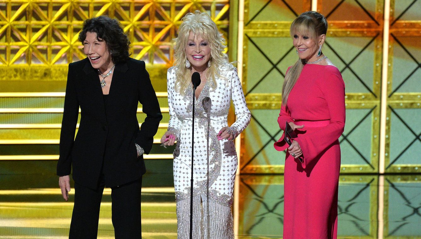 Lily Tomlin, Dolly Parton y Jane Fonda en los Premios Emmy 2017. (Gtres)