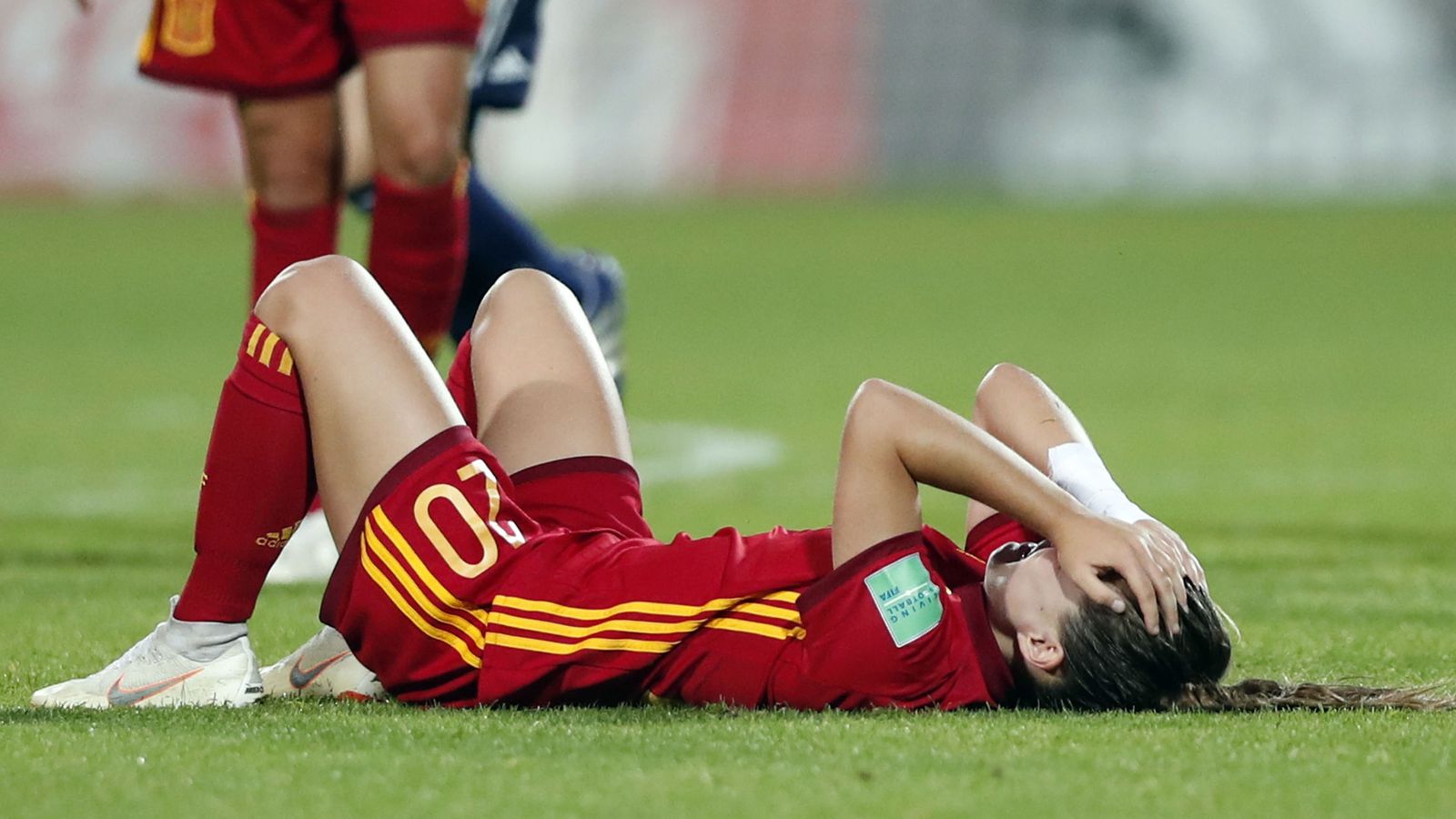 Foto: Claudia Pinar se lamenta tras la derrota de España. (EFE) 