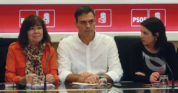 Foto: Pedro Sánchez, flanqueado por Cristina Narbona y Adriana Lastra, este 23 de octubre en la reunión de la permanente de la ejecutiva. (EFE)