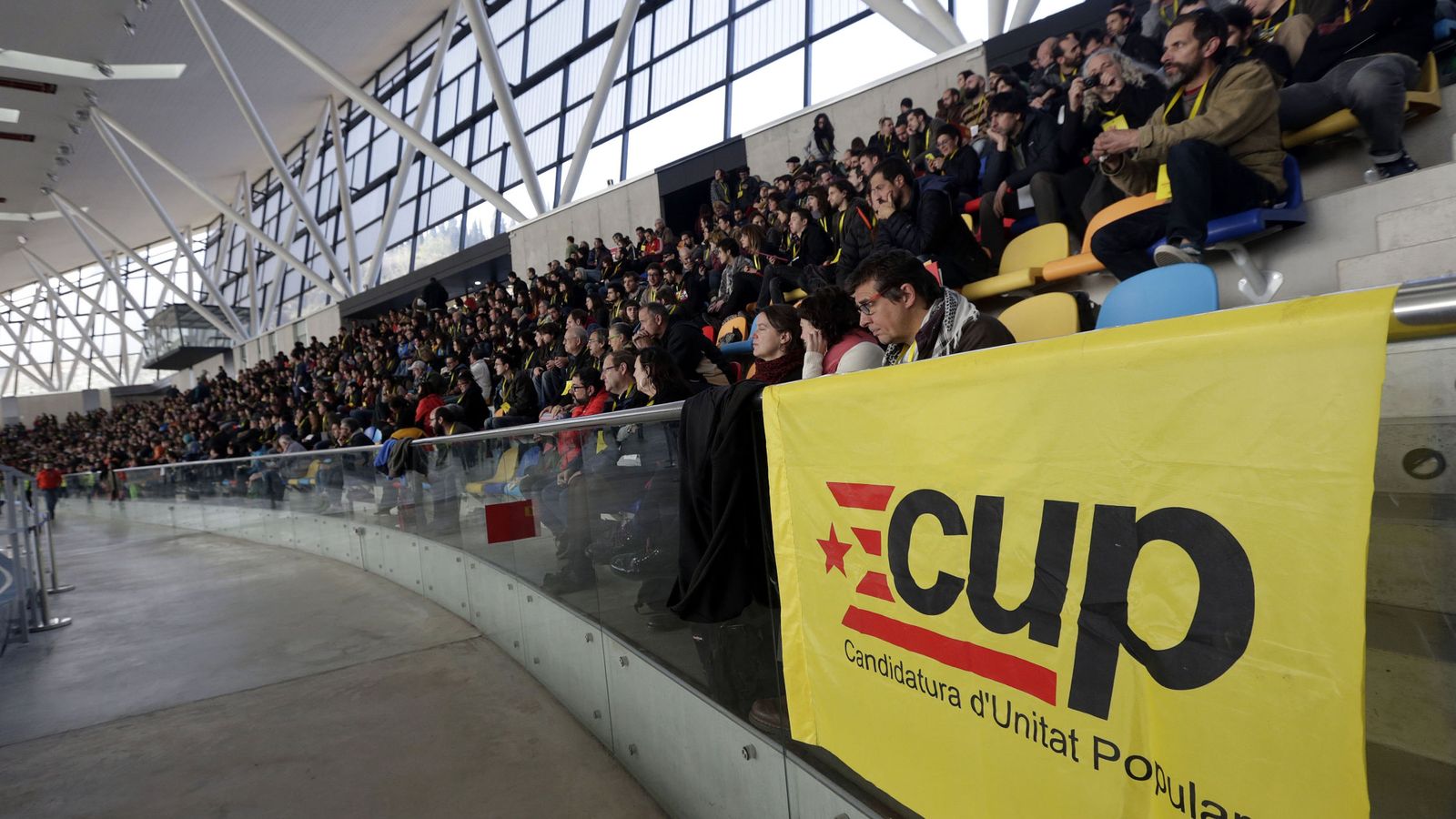 Foto: Vista general de la Asamblea de la CUP que debate el futuro de Artur Mas. (EFE)