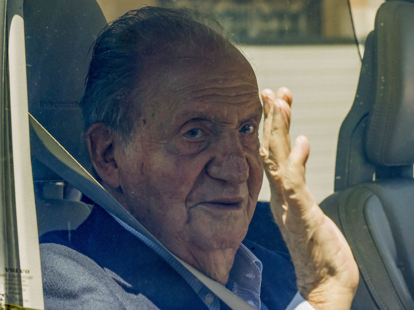 El rey Juan Carlos saluda a la prensa a su llegada a la casa de su amigo y regatista Pedro Campos. (EFE/ Lavandeira Jr)