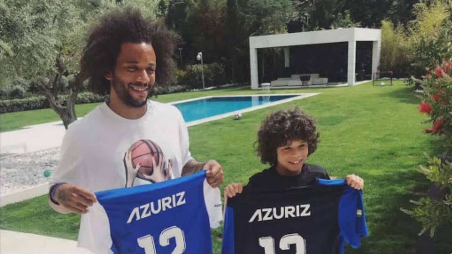 Marcelo posa con la camiseta del Azuriz.