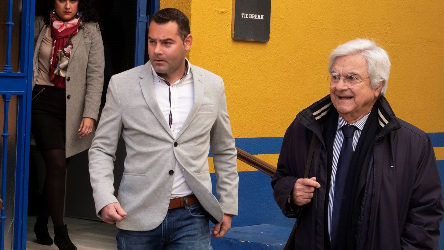 Francisco Javier Medina (i), absuelto por el doble crimen de Almonte, junto a su abogado. (EFE)