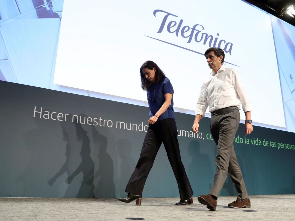 Foto: El presidente ejecutivo del Grupo Telefónica, José María Álvarez-Pallete (d), junto a la directora general de Finanzas y Control, Laura Abasolo (i). (EFE)