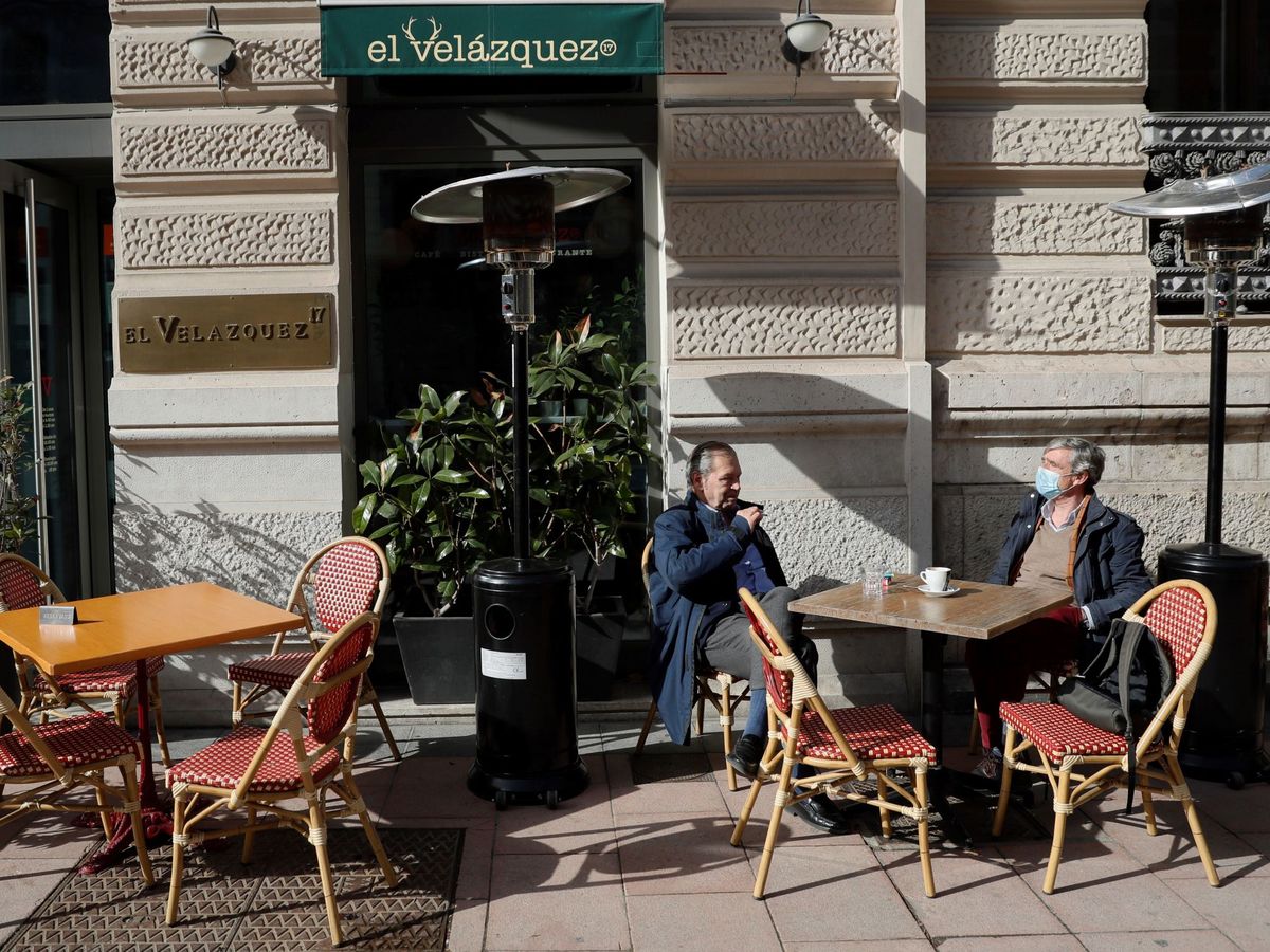 Foto: Varias personas disfrutan en una terraza de una cafetería madrileña (EFE)