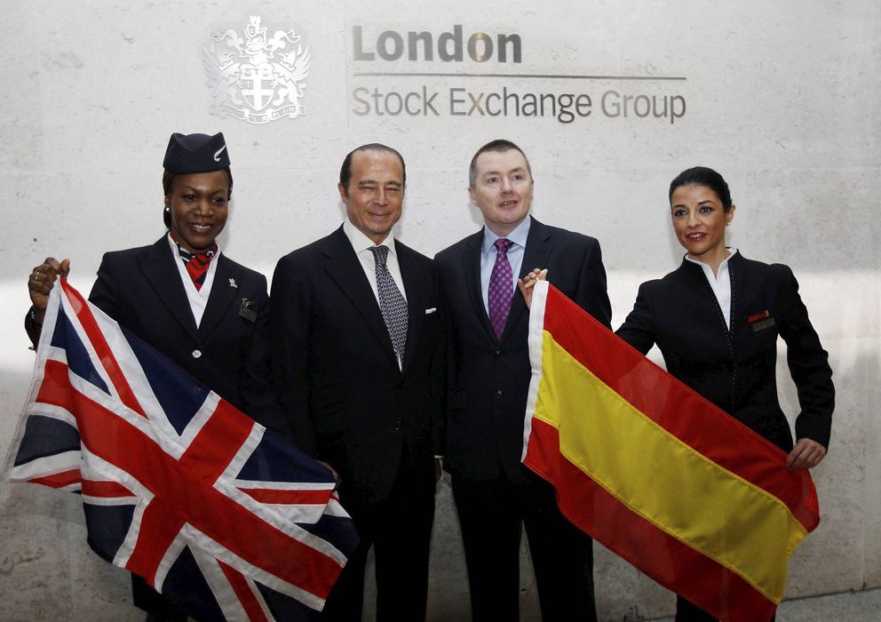 Foto: Fotografía de archivo del expresidente de Iberia, Antonio Vázquez (2-i), y el delegado de British Airways, , Willie Walsh. (EFE)