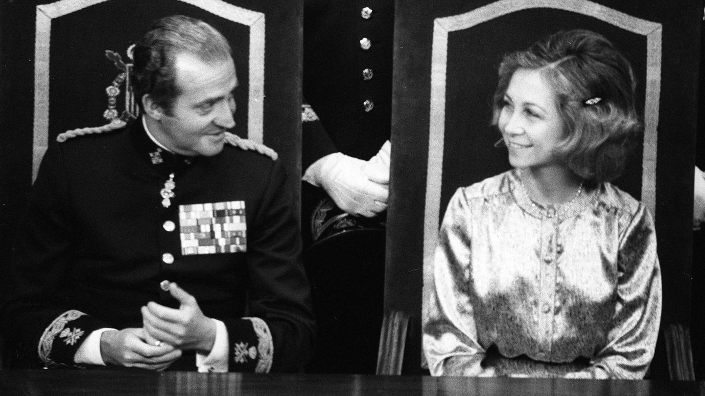 Juan Carlos y Sofía, en el Congreso antes de sancionar el documento. (EFE)