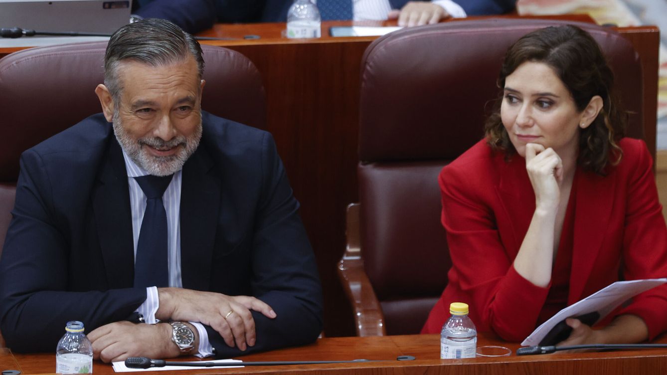 Foto: Enrique López e Isabel Díaz Ayuso, durante un pleno en la Asamblea. (EFE/Javier Lizon)