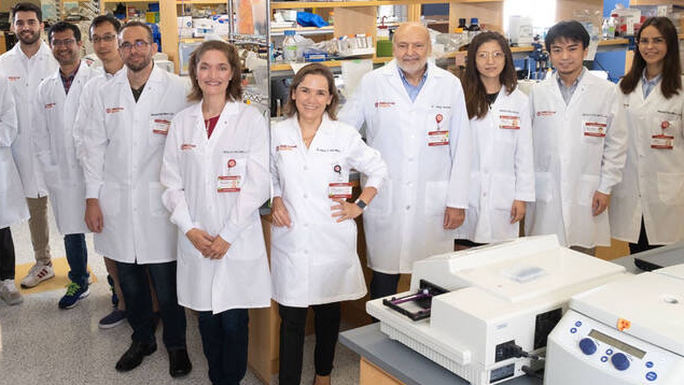 María Díaz-Meco y Jorge Moscat (en el centro) con su equipo de trabajo del laboratorio en el Weill Cornell Medicine de Nueva York. (Cedida)